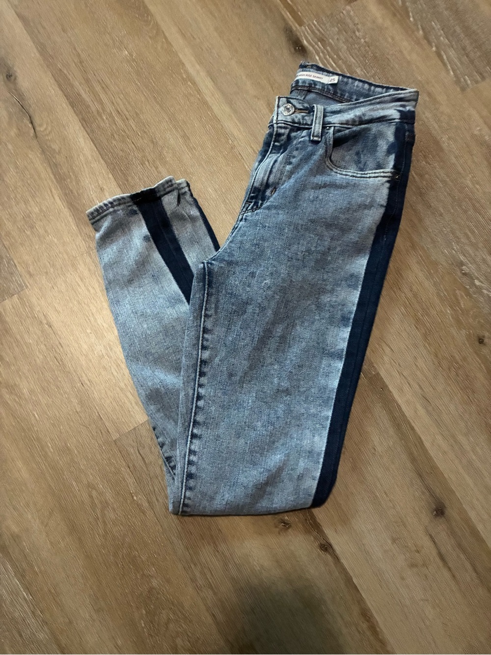 LEVIS HIGH WAISTED SKINNY JEANS 👖 WOMENS SIZE 25